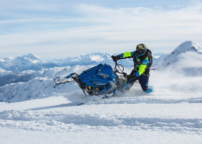 Vecgada vakarā Vecpiebalgas pusē ar sniega motociklu nositas vīrietis