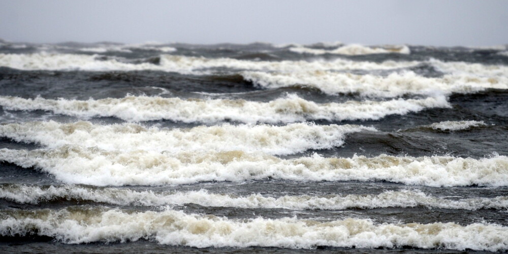 Sinoptiķi brīdina par vētru piekrastes rajonos un Latvijas centrālajā daļā