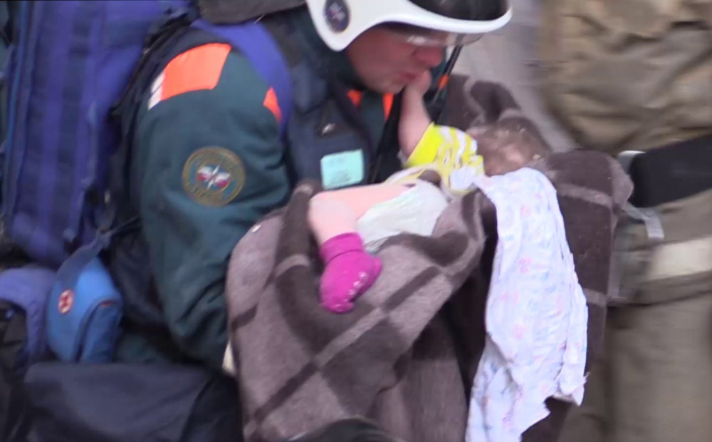 Mediķi atklāj, kādas traumas guvis Krievijā sagruvušās ēkas drupās atrastais mazulis; bērniņš nogādāts slimnīcā Maskavā