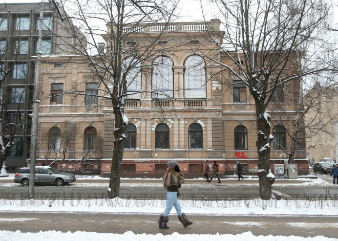 Kādreizējā Latvijas Sarkanā Krusta mītne Skolas ielā 1 pārgājusi Aizsardzības ministrijas īpašumā. Par to, ka tas ir slepens militārs objekts gan pagaidām nekas neliecina.