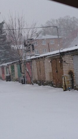 Saldū gadumijā pie garāžām Kalnsētas ielā 19a parādījusies svastika, kas pārsteidzoši līdzīga nacistu kāškrustam.