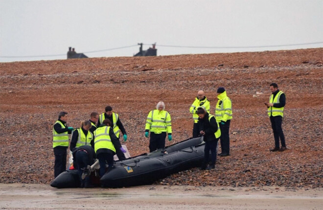 Britu policisti pie migrantu laivas Kentas piekrastē.