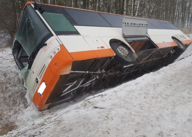 На Лиепайском шоссе перевернулся пассажирский автобус