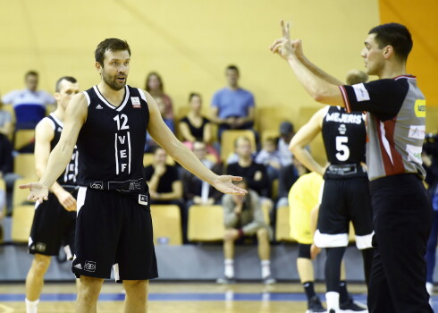 Pēdējo reizi tiesneši kritikas krustugunīs nonāca sestdien, kad "Ventspils" "OlyBet" Latvijas-Igaunijas Basketbola līgas mačā ar 61:59 pārspēja "VEF Rīga" komandu. 