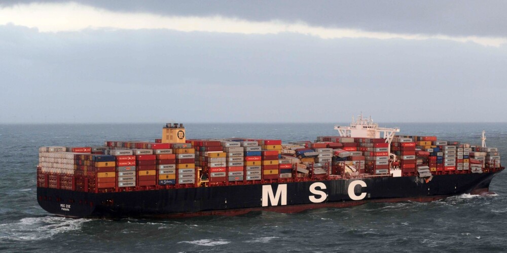 Ziemeļjūrā no kravas kuģa iekrituši 270 konteineri ar dažādām mantām, kas tiek izskalotas pludmalēs