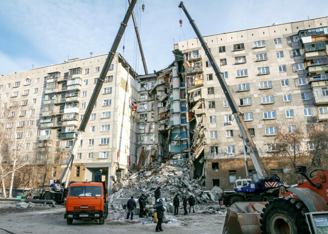 Sabrukušās mājas drupās Krievijā atrastas jau 38 cilvēku mirstīgās atliekas