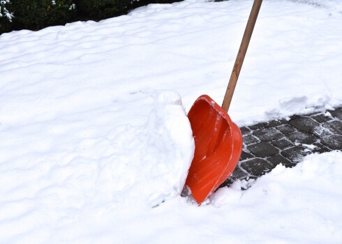 Šķūrējot slapju, smagu sniegu, plastmasas lāpstas bieži mēdz lūzt. 