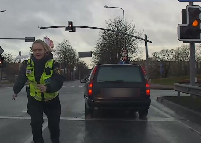 VIDEO: Jaungada dienas rītā iereibis autovadītājs bez tiesībām cenšas aizbēgt no policijas