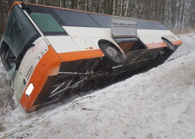 "Sabiedriskais autobuss" izplata aicinājumu visiem pasažieriem, kuri cieta negadījumā uz Liepājas šosejas