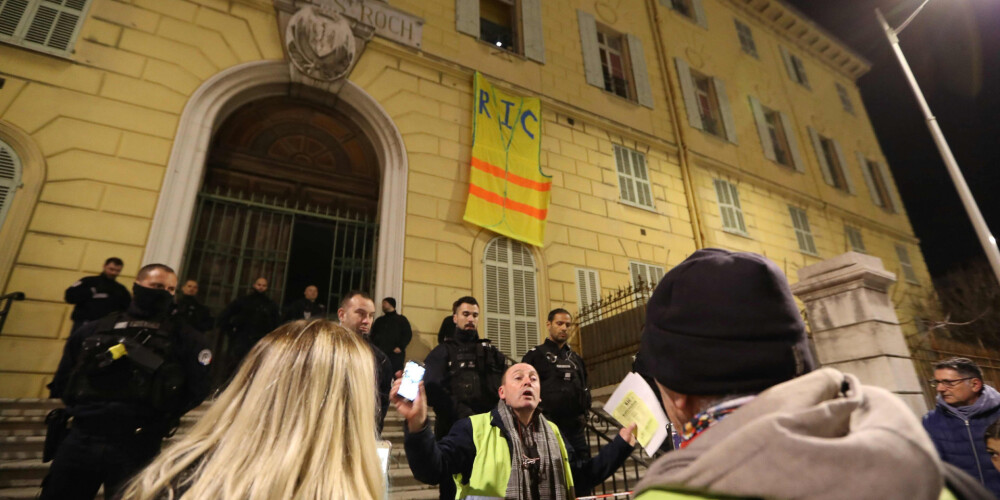 Francijā aizturēts "dzelteno vestu" līderis Ēriks Druē