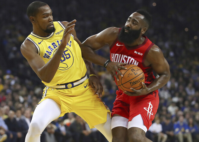 VIDEO: neticama tiesnešu kļūda un Hārdena supermetiens - NBA čempioni "Warriors" pagarinājumā zaudē "Rockets"