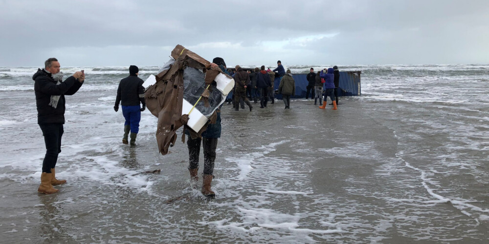 Телевизоры, мебель и автозапчасти вынесло на берег в Нидерландах