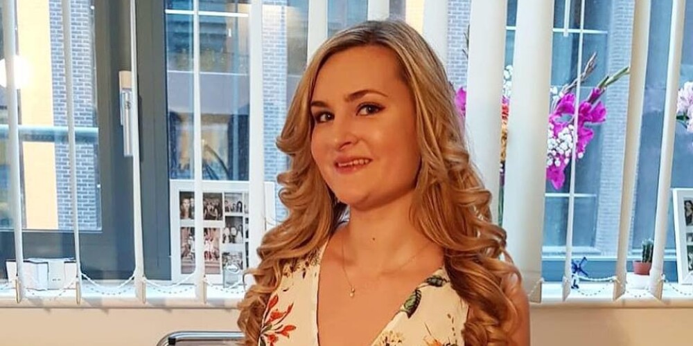 22 gadus veca medmāsa no Lielbritānijas pati sev atklāj smadzeņu audzēju pēc slimnīcas plakāta izlasīšanas