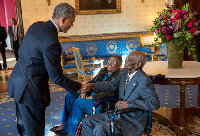 2013. gada 11. novembrī Veterānu dienā Ričards Overtons tikās Baltajā namā ar toreizējo ASV prezidentu Baraku Obamu.