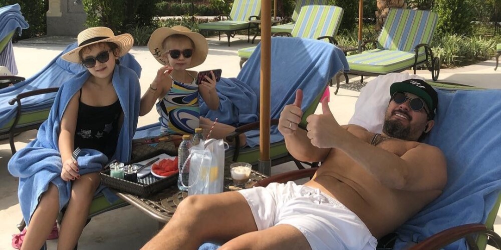 "Вот так надо отдыхать!": Стас Михайлов вместе с женой и дочерьми проводит отпуск в Дубае
