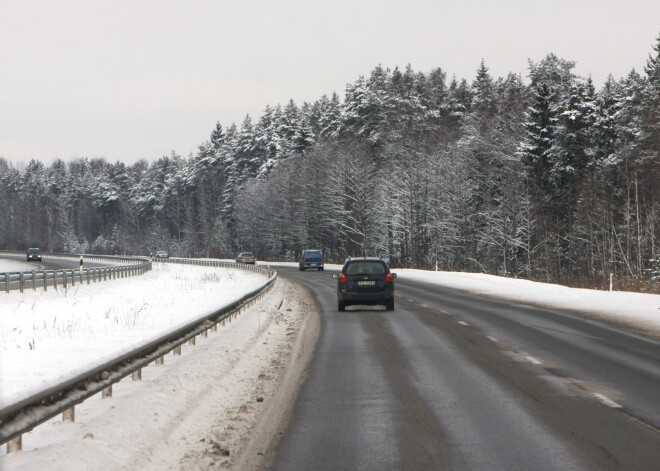 Latvijas autoceļu ziemas uzturēšanas darbus šodien veic 100 tehnikas vienības