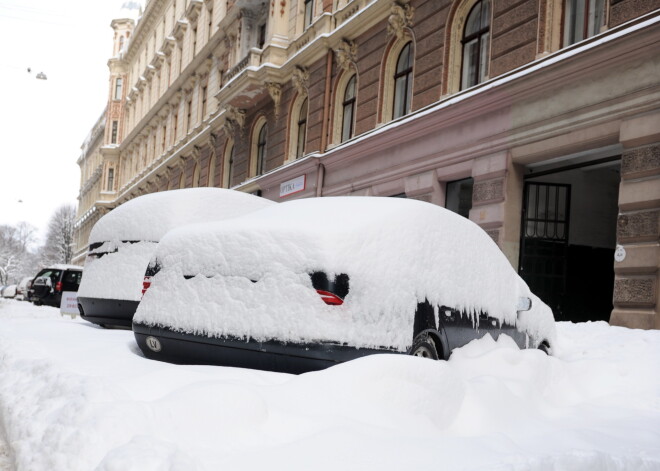 Rīgā par sniegā ieputinātu auto draud pamatīgs sods