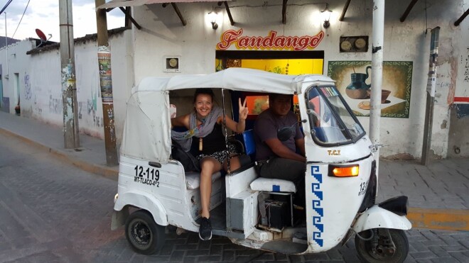 Izbrauciens pa Mitlas ieliņām ar tuk-tuk, kā gan Meksikā, gan citur pasaulē sauc šos taksīšus.