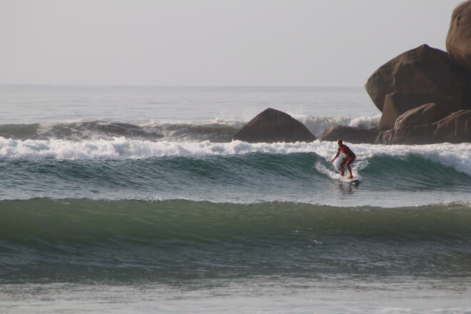Meksika, Oahaka. Klusā okeāna pludmale ir ideāla sērfošanas iesācējiem.