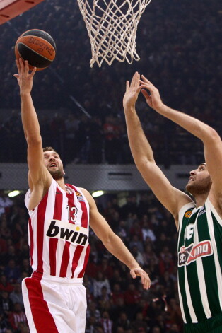 Jānis Strēlnieks (#13) spēlē pret Atēnu "Panathinaikos Opap".