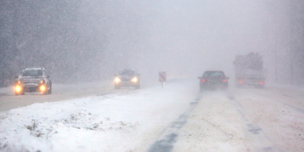 Sniega un apledojuma dēļ daudzviet apgrūtināti braukšanas apstākļi