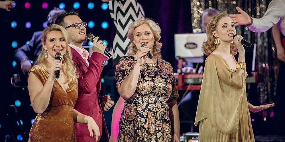VEF Kultūras pils uz koncertiem “Melodiju serpentīns. Skolas gadi”, dāvājot iespēju atcerēties vai iepazīt no jauna dziesmas, kas tapušas latviešu estrādes ziedu laikos no 1958. līdz 1988. gadam. (no kreisās solisti: Ieva Kerēvica, Mārtiņš Ruskis, Kristīne Zadovska un Ginta Krievkalna).