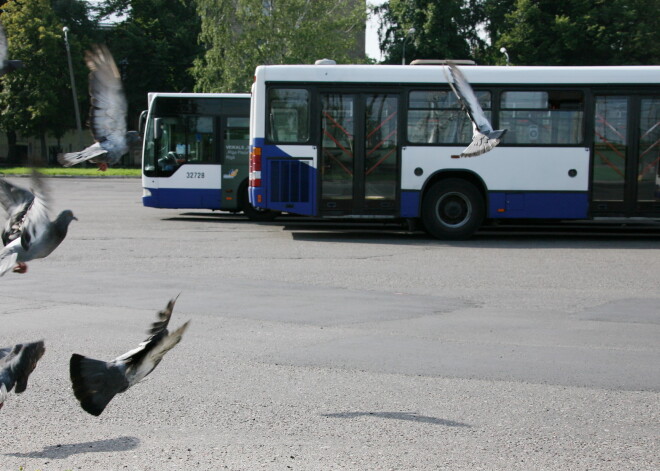 Tiesa piespriež nosacītu sodu 49. autobusa šoferim, kurš Sarkandaugavā notrieca 27 gadus vecu motociklistu