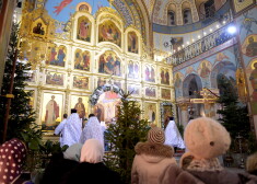 Pareizticīgo Ziemassvētkiem veltīts dievkalpojums Rīgas Kristus Piedzimšanas katedrālē.