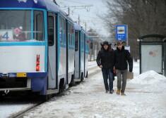 Atsevišķās “Rīgas satiksmes” pieturvietās izvietotas jauna tipa pieturvietas plāksnes ar apgaismojumu