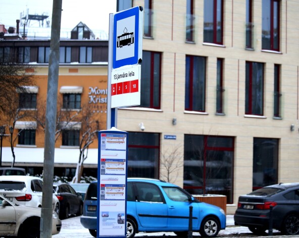 Atsevišķās “Rīgas satiksmes” pieturvietās izvietotas jauna tipa pieturvietas plāksnes ar apgaismojumu