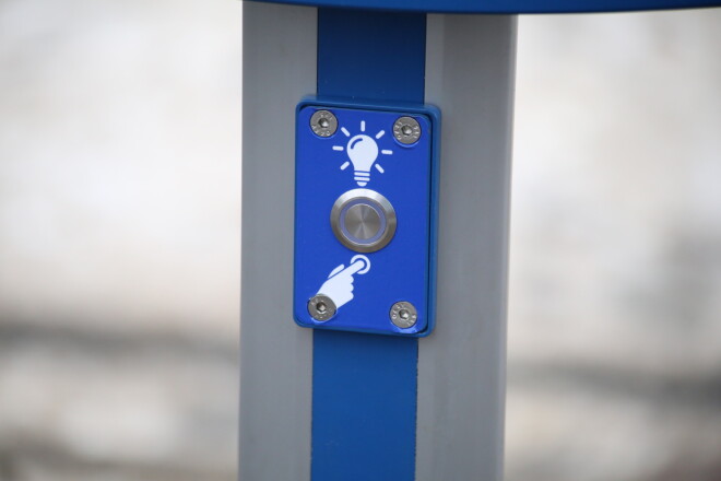 Atsevišķās “Rīgas satiksmes” pieturvietās izvietotas jauna tipa pieturvietas plāksnes ar apgaismojumu