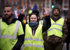 "Dzelteno vestu" kustība radās novembra vidū kā reakcija uz plānotu degvielas nodokļa paaugstināšanu, bet ātri pārauga plašākā kustībā pret prezidenta Emanuela Makrona politiku. 