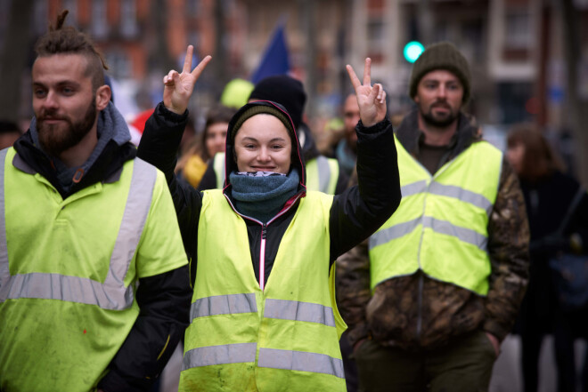 "Dzelteno vestu" kustība radās novembra vidū kā reakcija uz plānotu degvielas nodokļa paaugstināšanu, bet ātri pārauga plašākā kustībā pret prezidenta Emanuela Makrona politiku. 