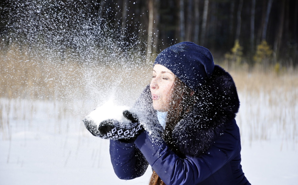 Убегай сильный мороз. Снег есть в Латвии.