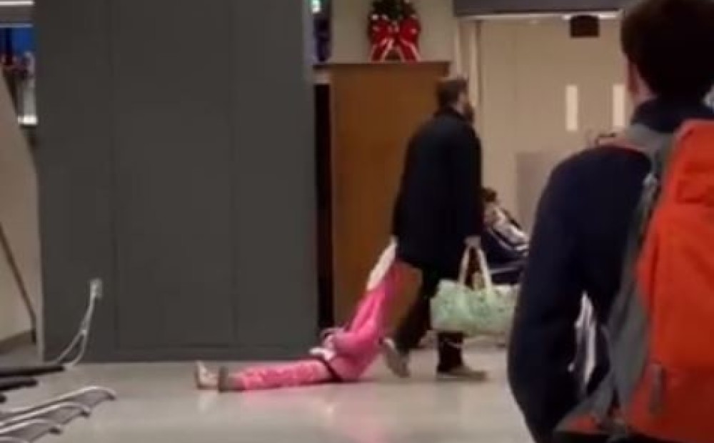 VIDEO: no niķošanās pārguris tēvs lidostā pāraudzina meitu