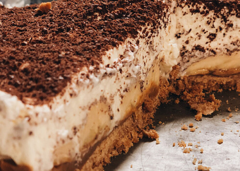 Banānu, iebiezināta piena un putukrējuma kūka