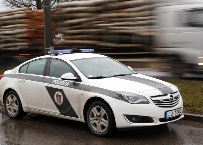 Policija Durbes novadā dzenas pakaļ sievietei, kura uzstājīgi nepakļaujas likumsargiem un atsakās veikt alkohola pārbaudi