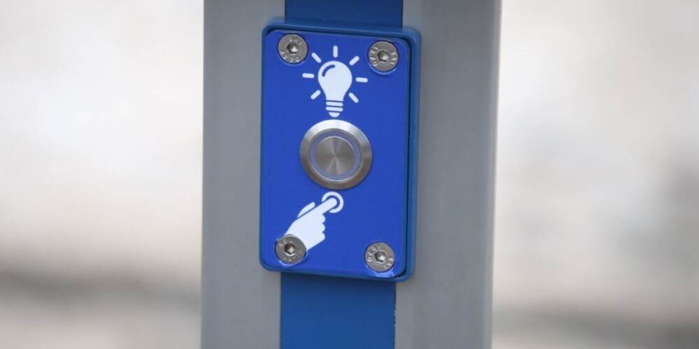 "Poga, lai izgaismotu peļķi" - rīdzinieki ironizē par "Rīgas satiksmes" apgaismojuma funkciju pieturvietās