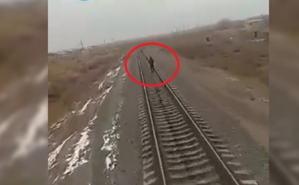 Звук приближающегося поезда. Машинист поезда Узбекистана. Узбекистан поезд наехал на.