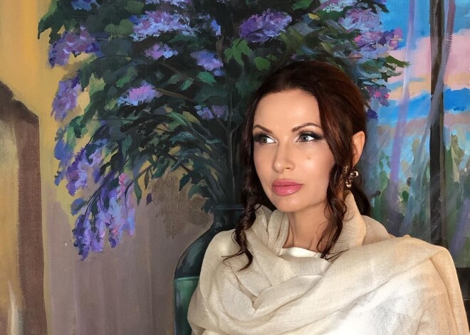 Эвелина Бледанс пострадала от мужчины на борту самолета и показала обидчика