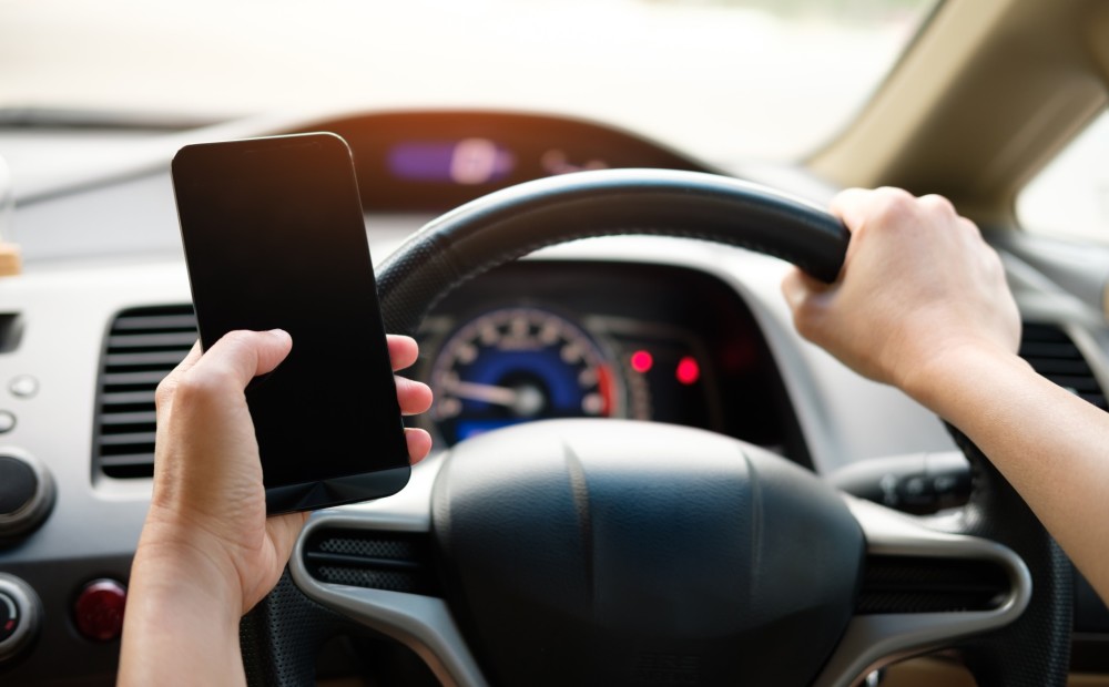 Pētījums: teju katrs piektais autovadītājs, kas lietojis mobilo telefonu pie stūres, to noliedz