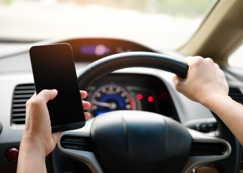Vairāk nekā 80% autovadītāju pie stūres lieto mobilo tālruni, liecina CSDD veiktās aptaujas dati