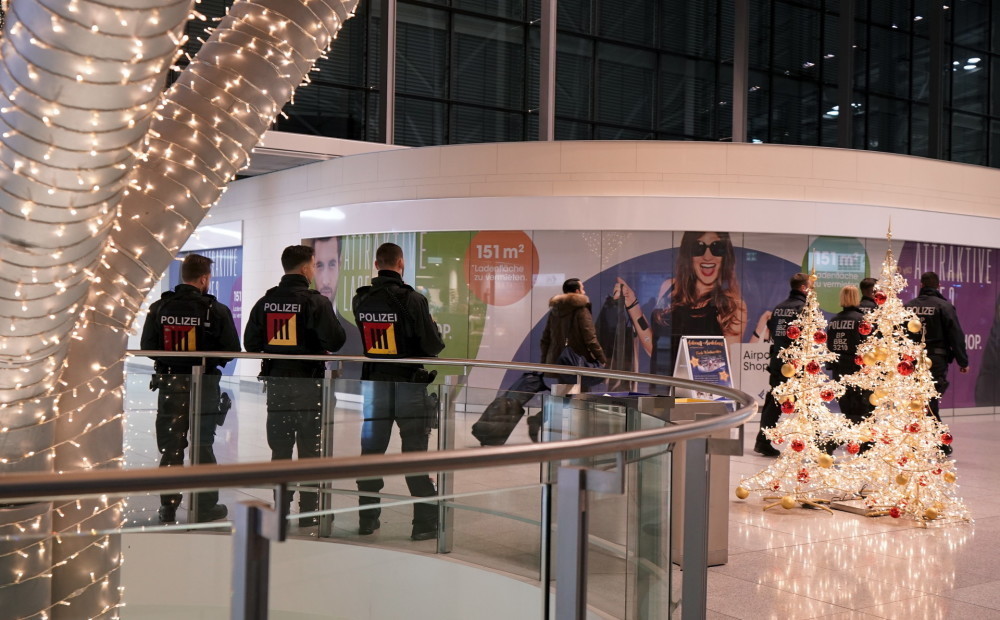 Drošības dienesta darbinieki trīs Vācijas lidostās ceturtdien rīkos streiku, lai tiktu pie lielākas algas