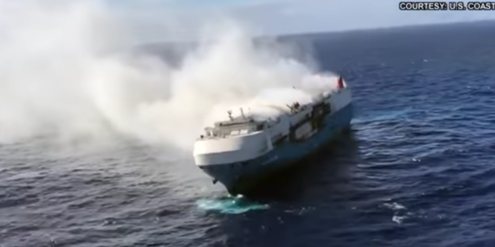 Появилось видео дрейфующего горящего судна с 3,8 тыс. автомобилей на борту