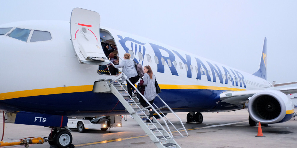 Spānijā atcelti "Ryanair" stjuartu streiki, jo aviokompānija piekāpusies arodbiedrību prasībām