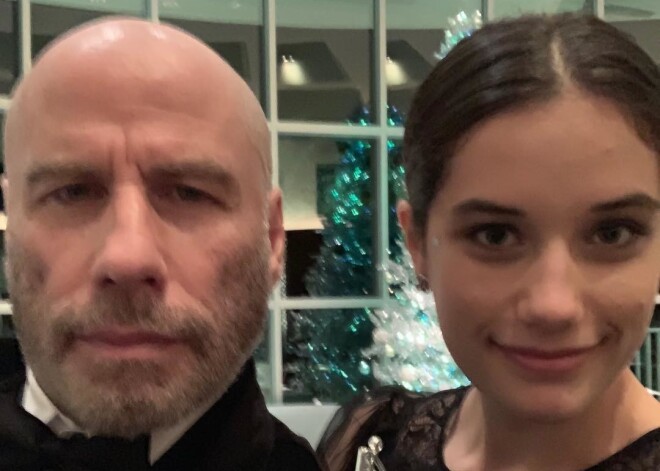 Джон Траволта перестал использовать парики и сверкнул лысиной