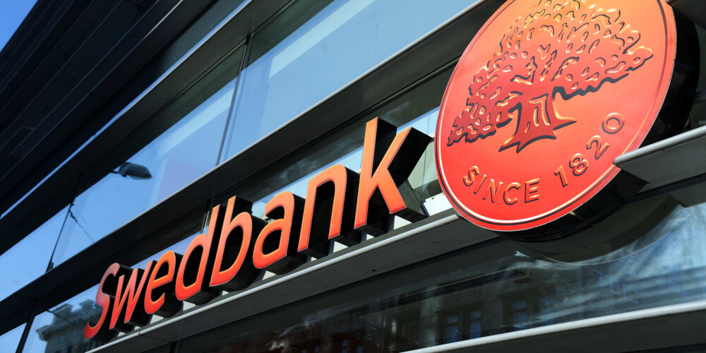 "Swedbank" sāk atteikšanos no kodu kartēm - stājas spēkā pirmie limiti