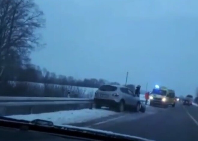 Видео: на Лиепайском шоссе тяжелая авария, трое человек пострадали