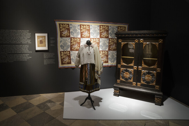 Stilizēts tautastērps, kas veidots pēc Niklāva Strunkes meta, 1928. Ansis Cīrulis, madarojums, dekoratīva sienas sega, 30. gadi. Jūlijs Madernieks, grāmatu skapis, 20.–30. gadi.