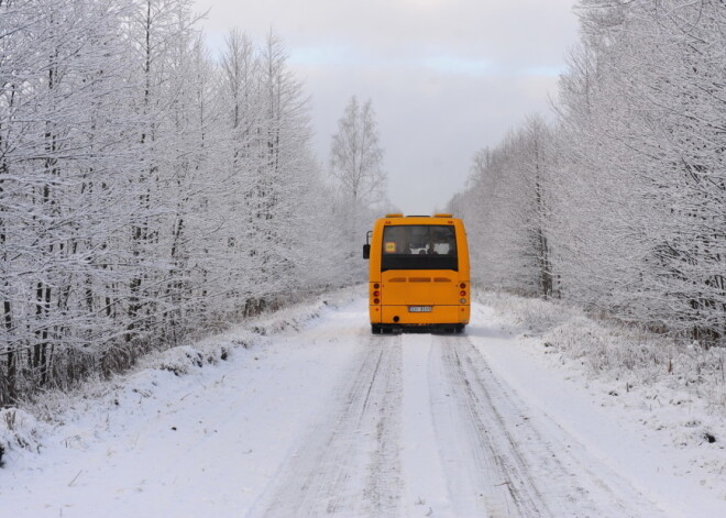 Priekuļu novadā bojātu 5 eiro dēļ autobusa šoferis puteņa laikā izsēdina 12 gadus vecu zēnu